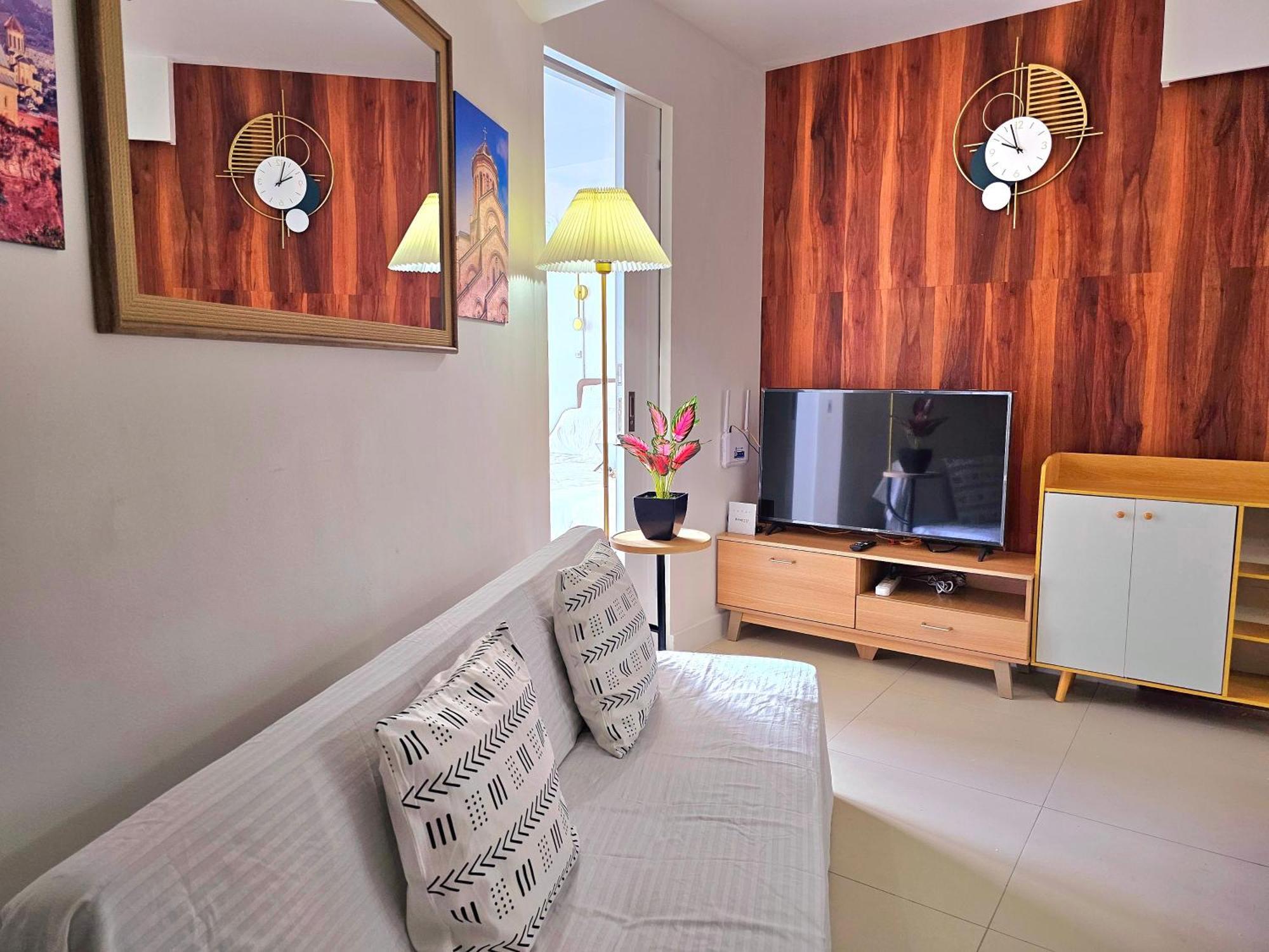 Acellyne'S Suites At The Residences At Commonwealth By Century Кесон Сити Екстериор снимка
