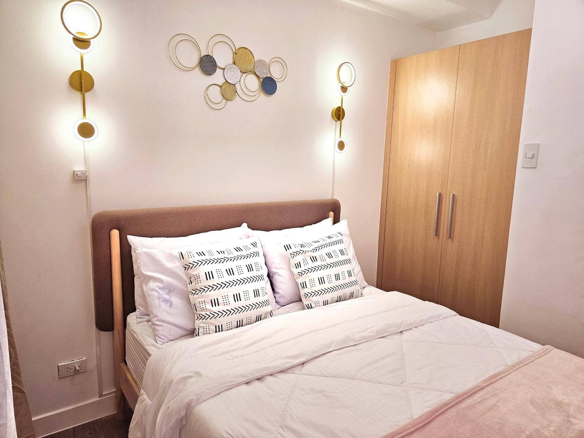 Acellyne'S Suites At The Residences At Commonwealth By Century Кесон Сити Екстериор снимка