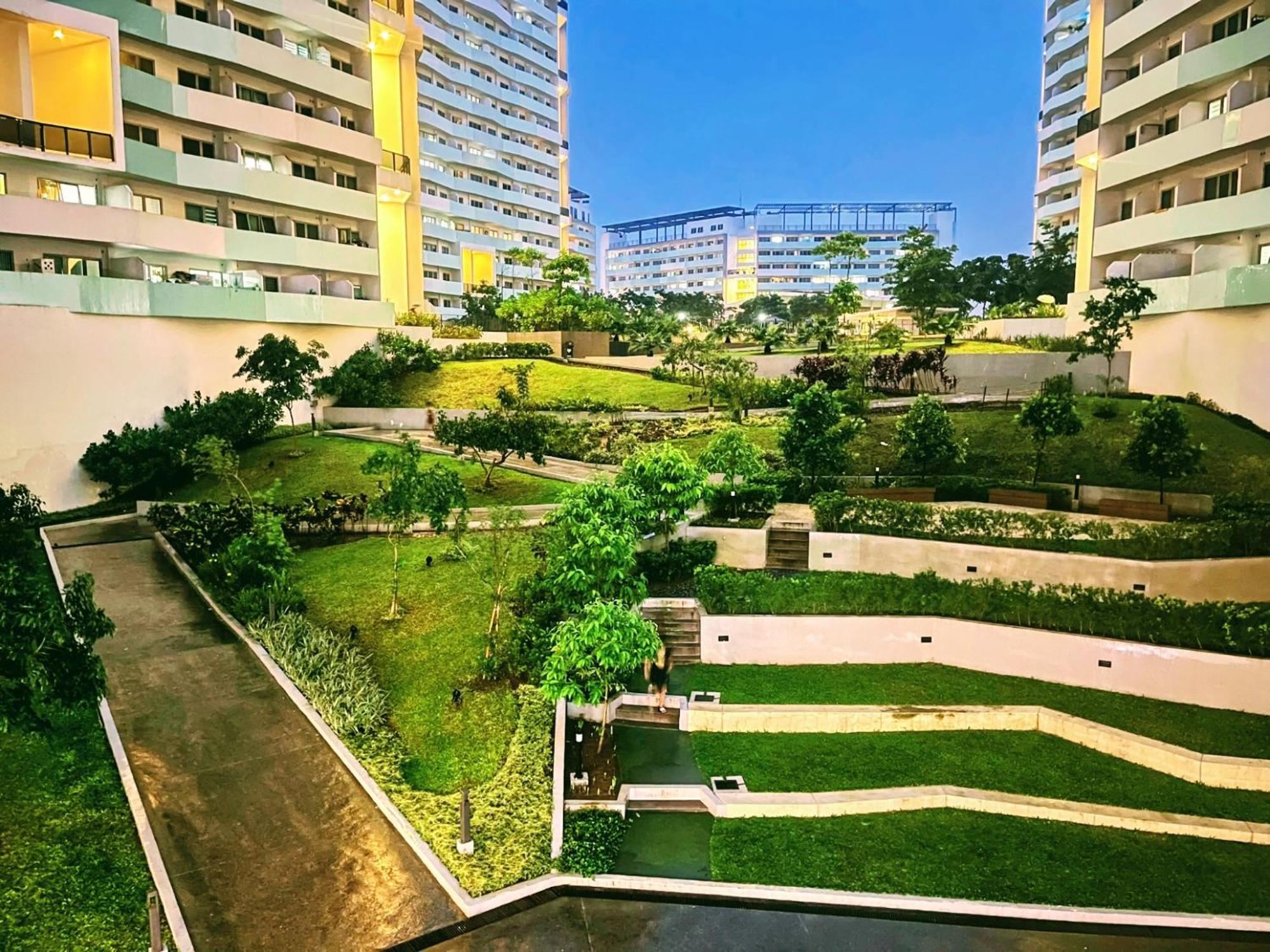 Acellyne'S Suites At The Residences At Commonwealth By Century Кесон Сити Екстериор снимка