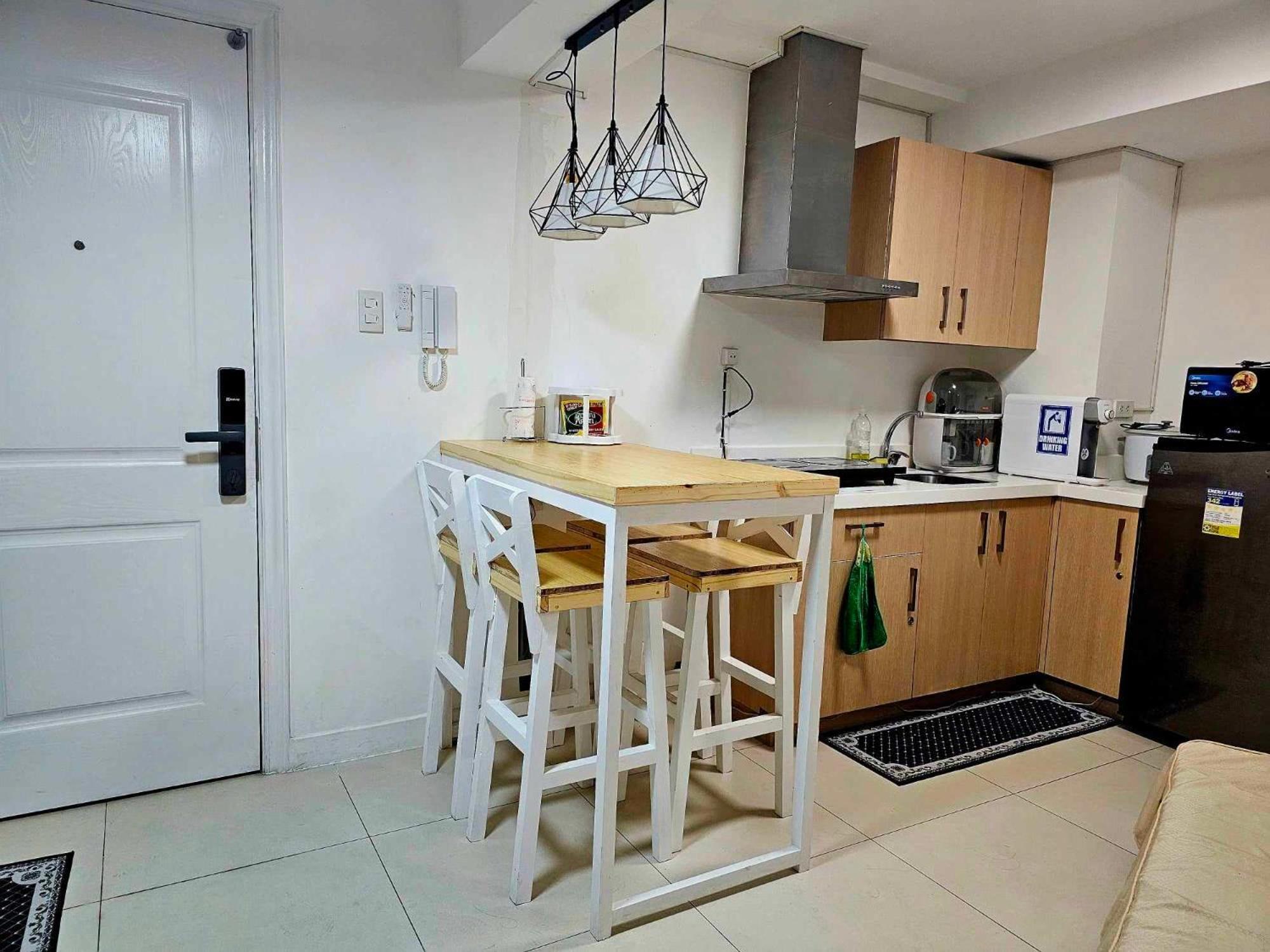 Acellyne'S Suites At The Residences At Commonwealth By Century Кесон Сити Екстериор снимка